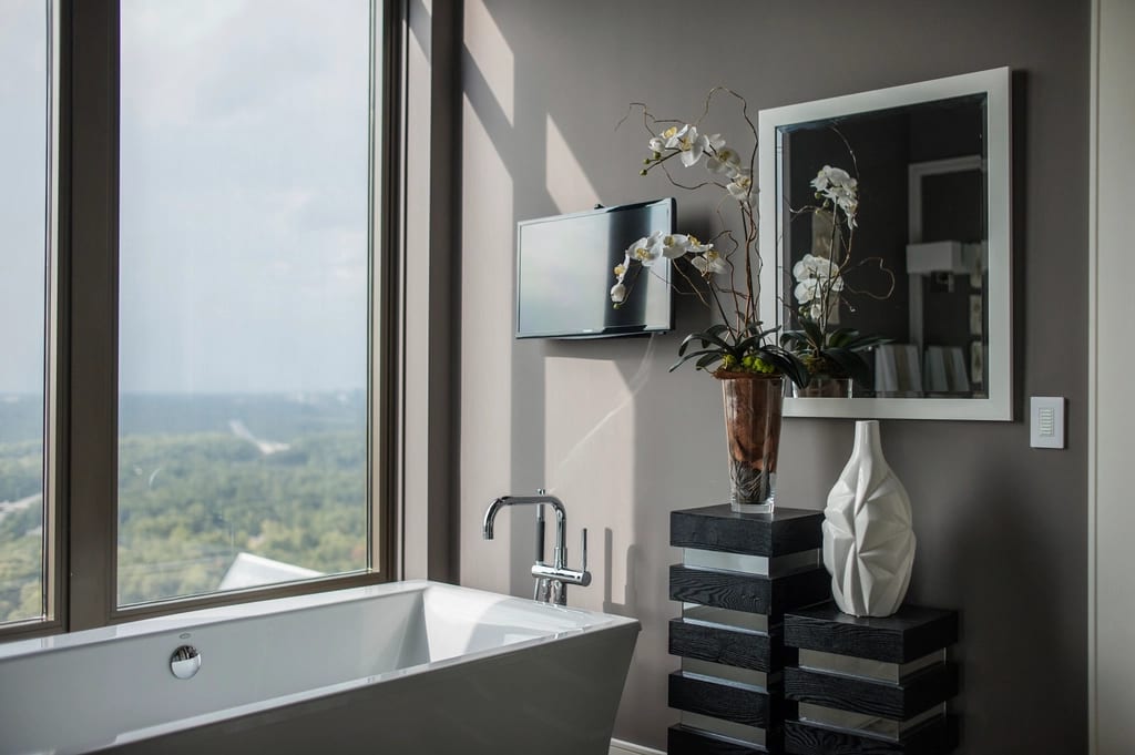 Mechanische afzuigventilator gemonteerd in het plafond boven een douche