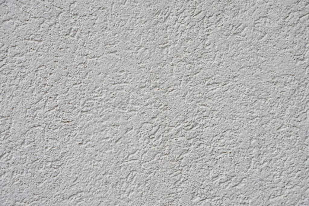 Moderne woonkamer met een betonlook wand achter de televisie