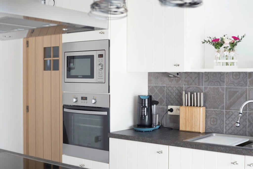 Ingebouwde oven en inductiekookplaat in een moderne keuken