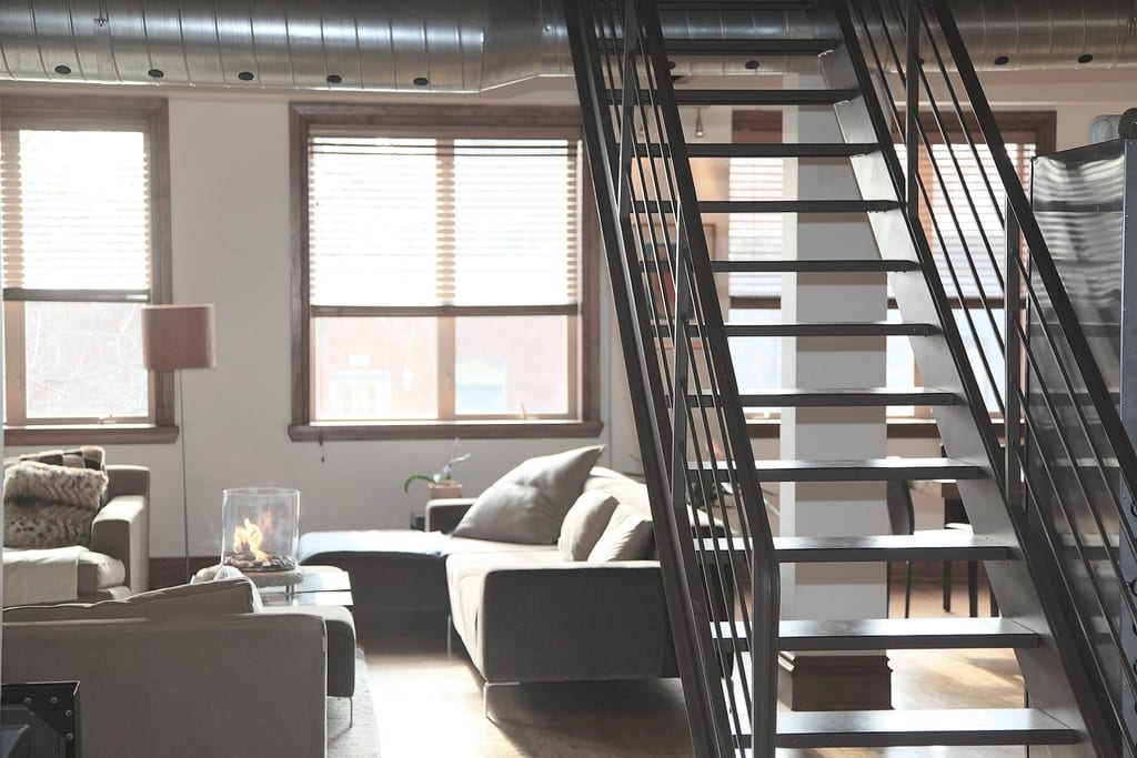 Rustige woonkamer in Japandi-stijl met houten meubels en zachte, aardse kleuren