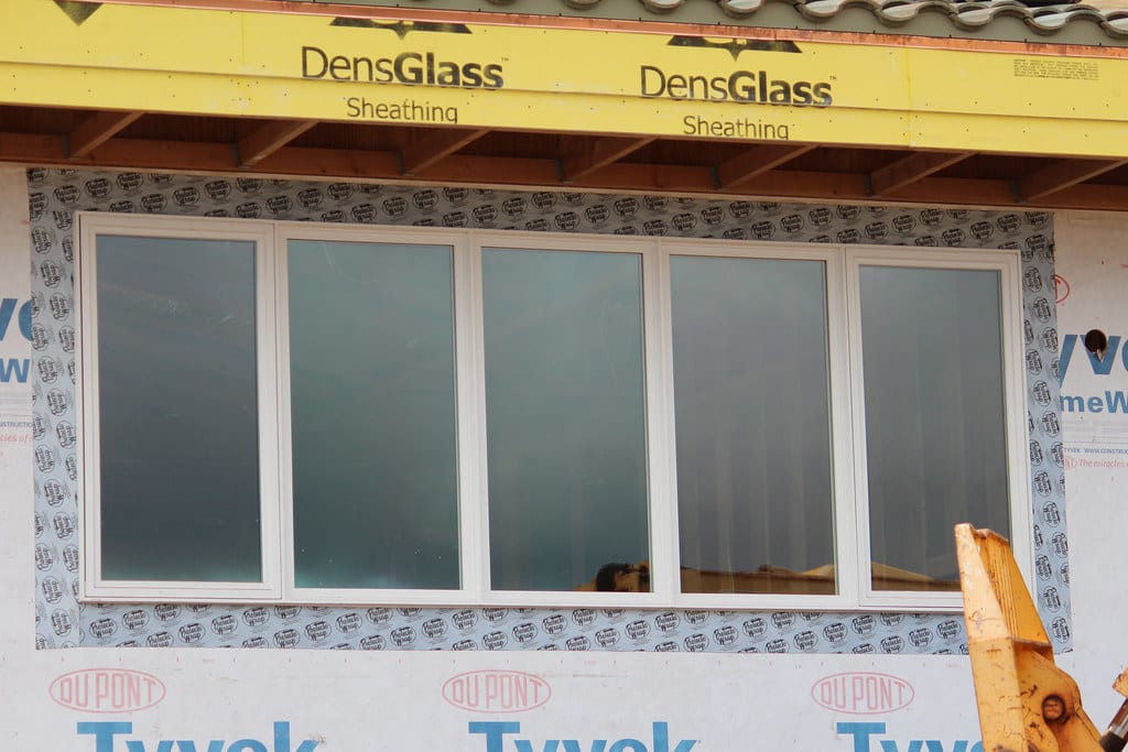 Nieuw wit kozijn geplaatst in gevel van woning