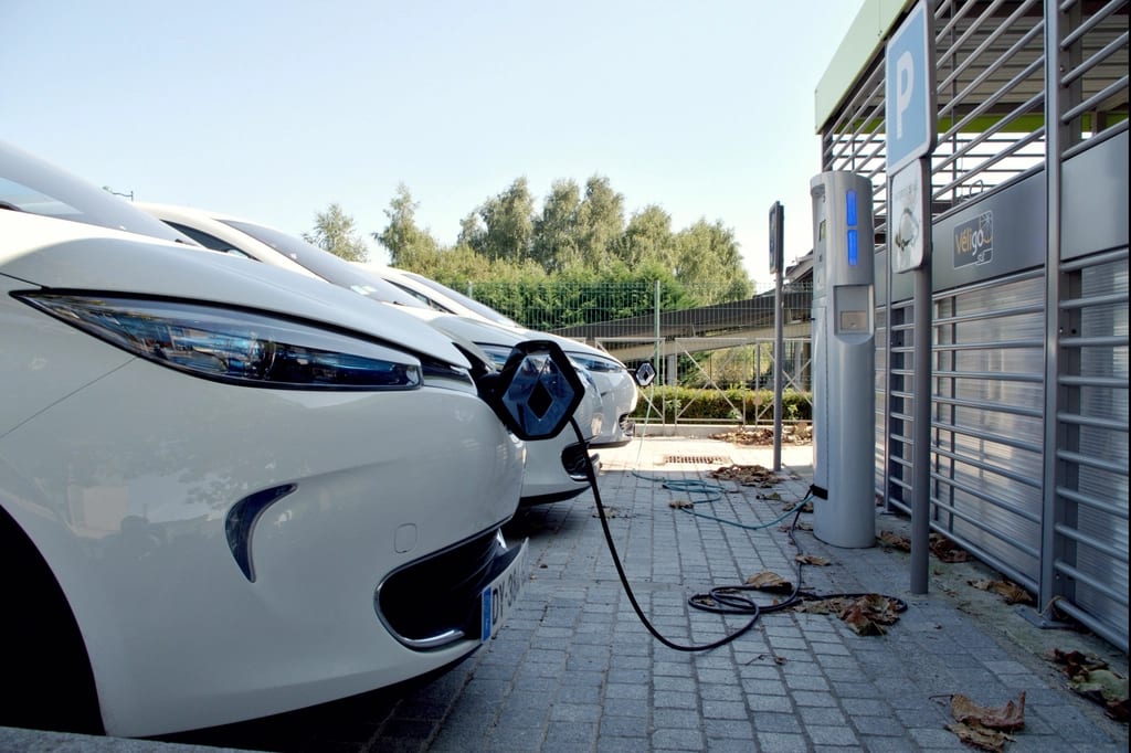 Elektrische auto laadt op aan een laadpaal bij een woning