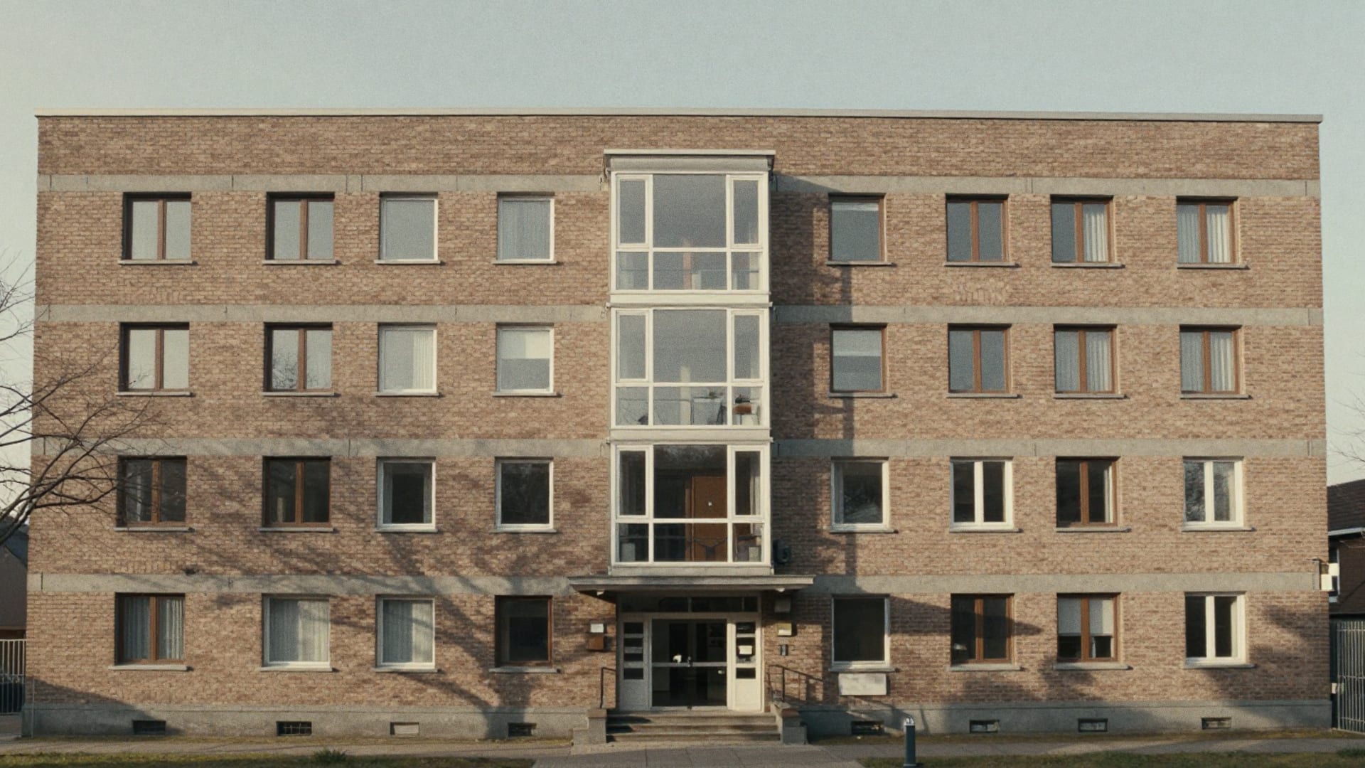 Portiekflat uit de jaren zeventig met nieuwe kozijnen in de ochtendzon