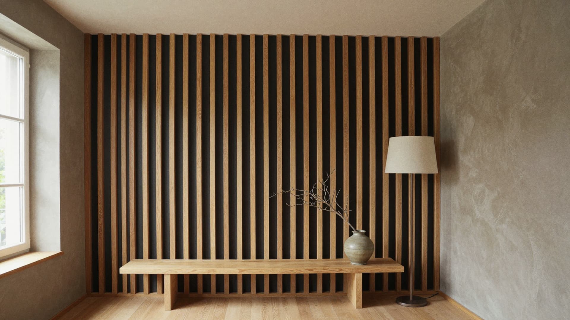 Wand met verticale houten latten, een lage houten bank en een staande lamp in een lichte kamer