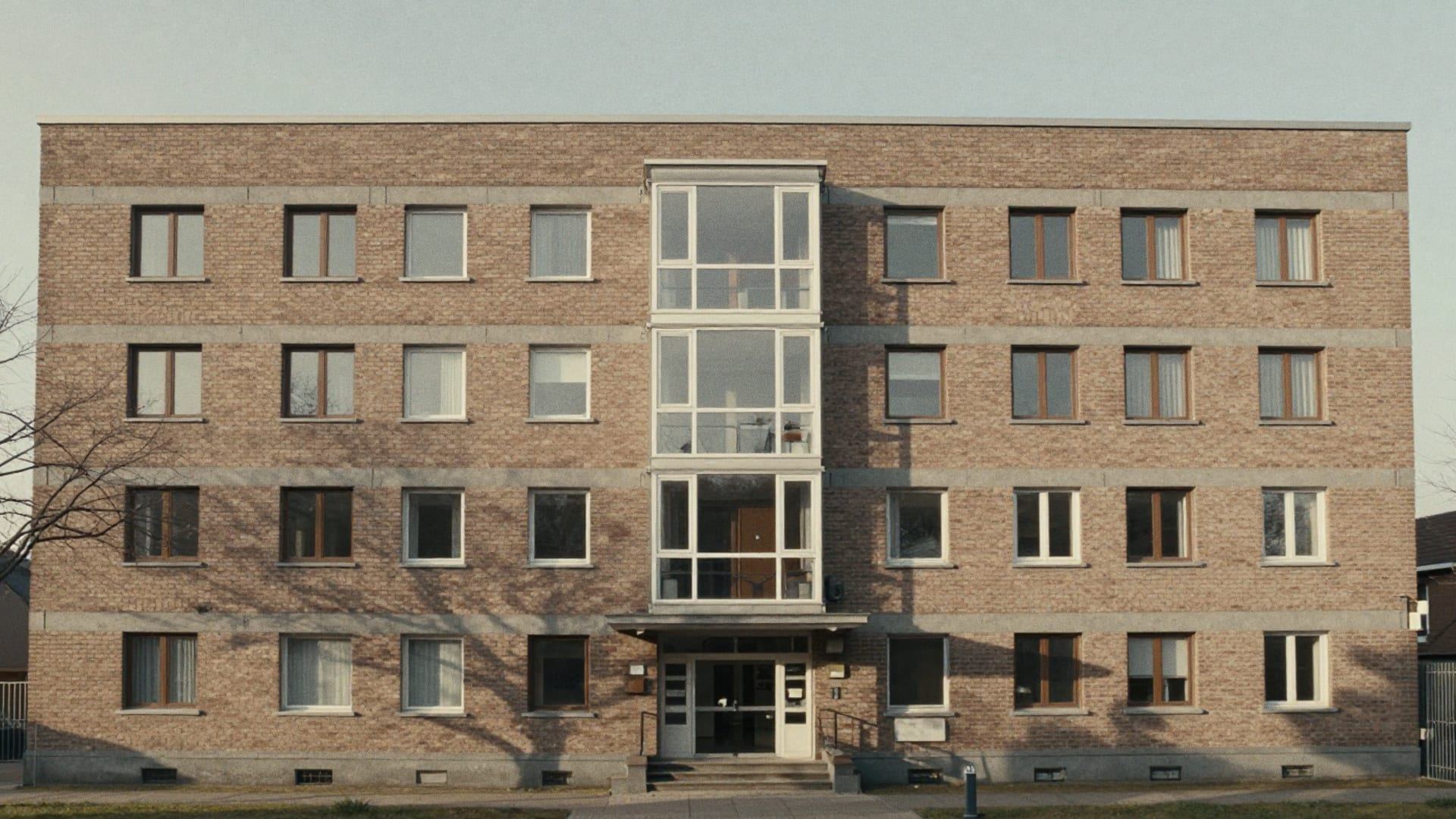 Portiekflat uit de jaren zeventig met nieuwe kozijnen in de ochtendzon